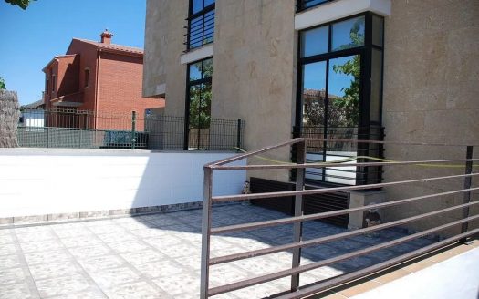 Терраса с металлическими перилами возле фасада