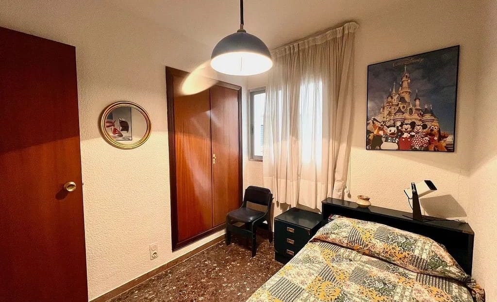 Вторая спальня с окном и встроенным шкафом