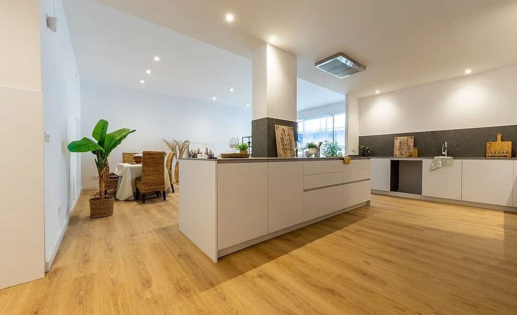 Кухня и гостиная в едином пространстве с современным освещением