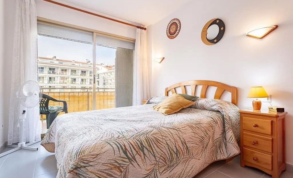 Главная спальня с двуспальной кроватью и выходом на балкон