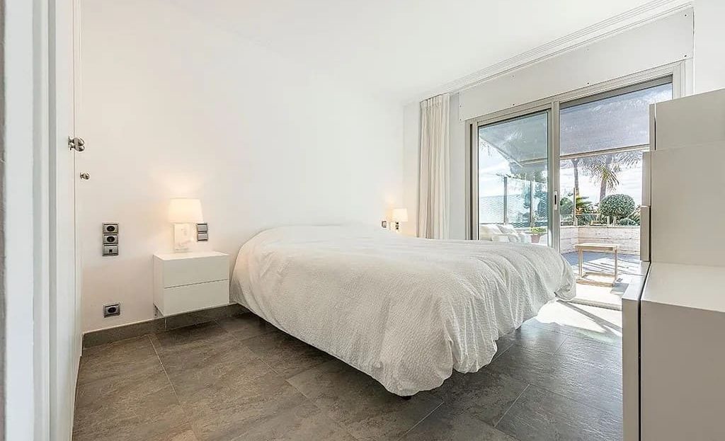 Спальня с двуспальной кроватью и выходом на террасу.