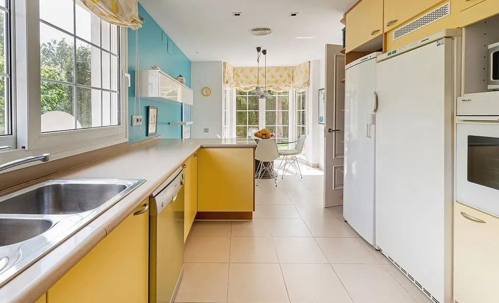 Полностью оборудованная кухня с обеденной зоной