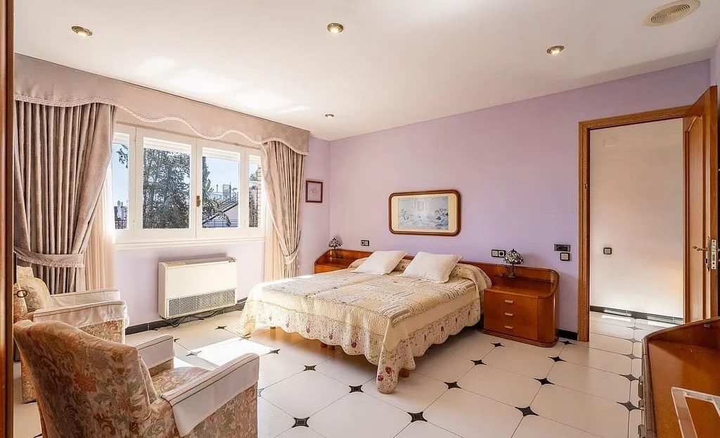 Просторная спальня с двуспальной кроватью и естественным освещением