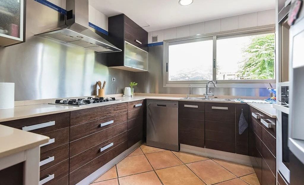 Кухня с рабочей зоной и встроенной техникой