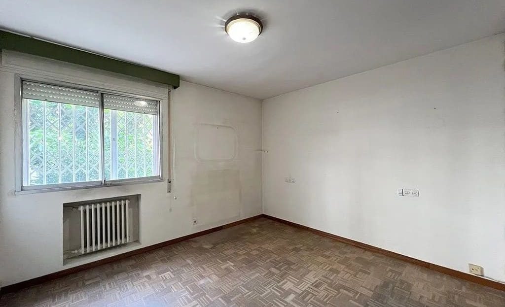 Спальня с окном и радиатором отопления