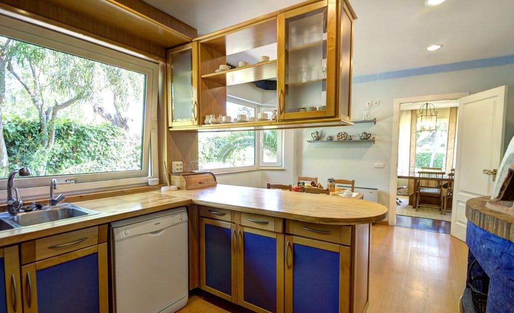 Полностью оборудованная кухня с островом и обеденной зоной