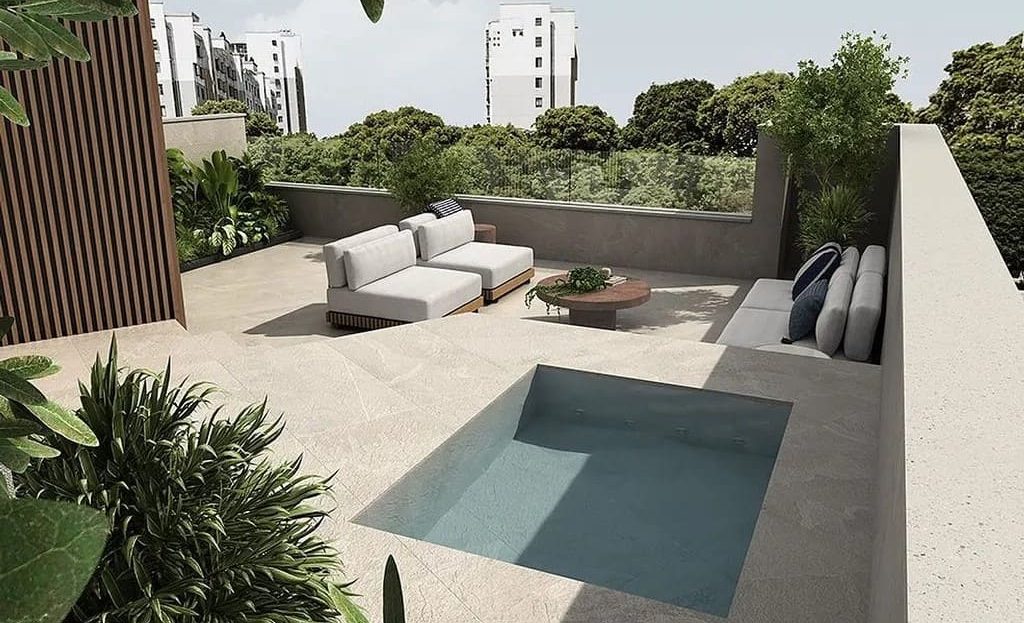 Терраса с бассейном и зоной отдыха на верхнем этаже, вид на зелёную зону.