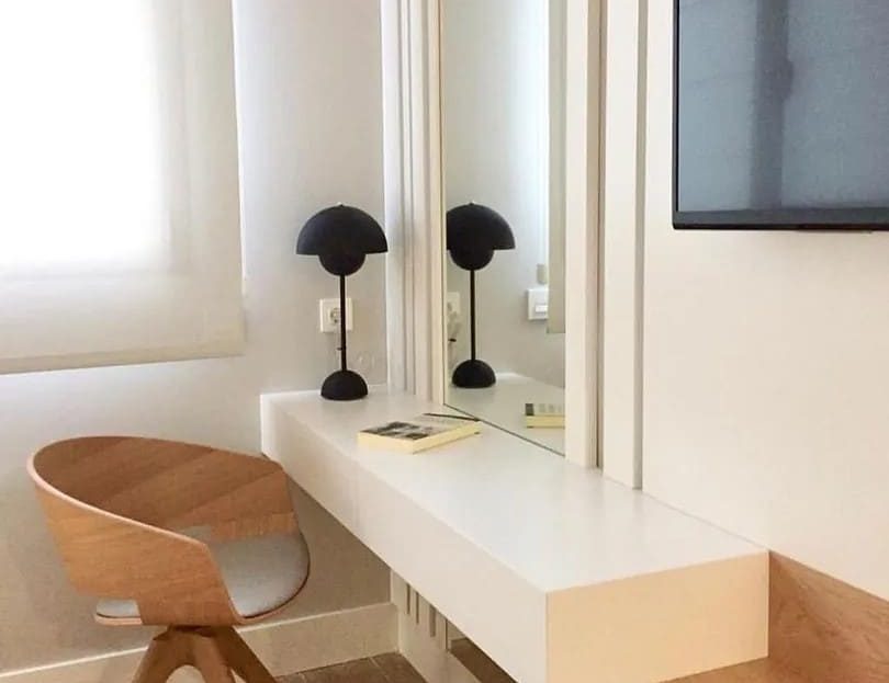 Рабочая зона и туалетный столик в спальне новостройки Плайя-де-Аро