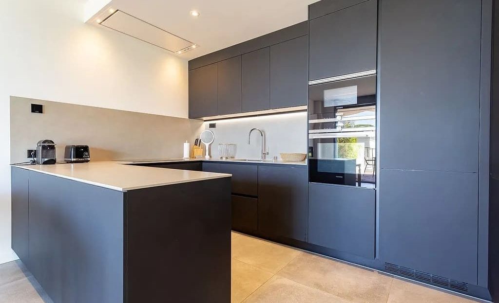 Современная кухня с встроенной техникой в квартире INFINITUM.