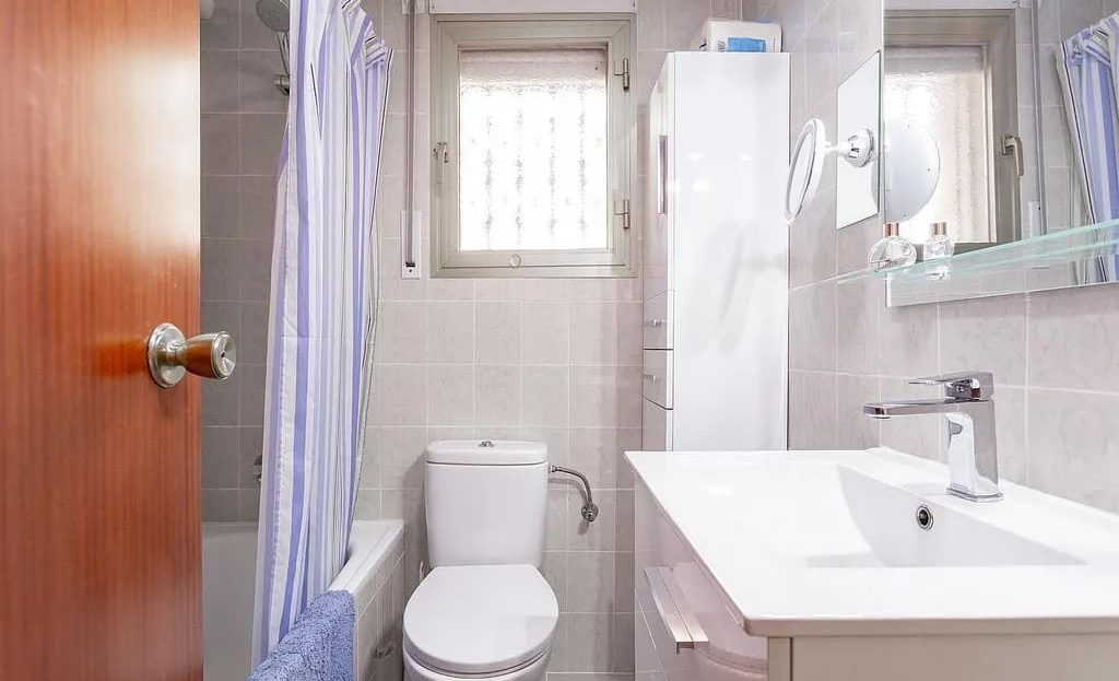 Ванная комната с душем, раковиной и туалетом