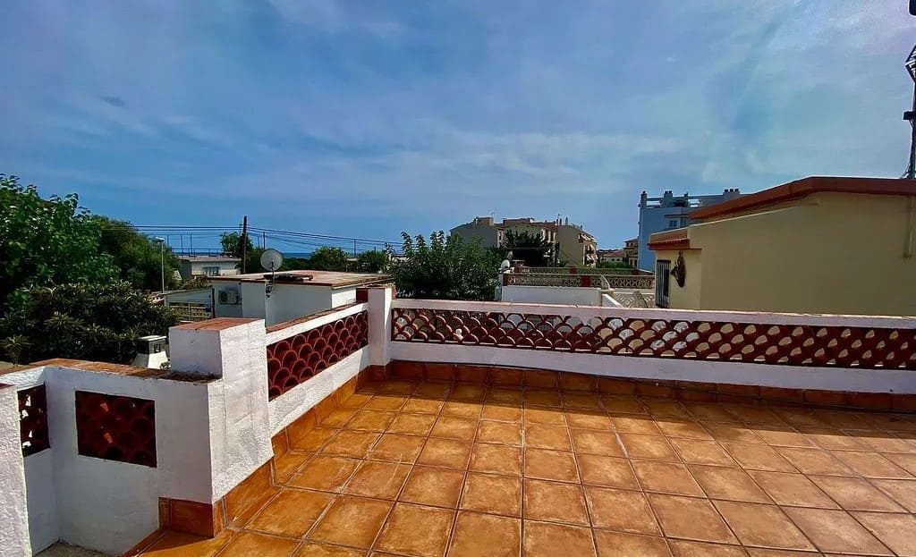 Частный солярий на крыше с открытым пространством для отдыха