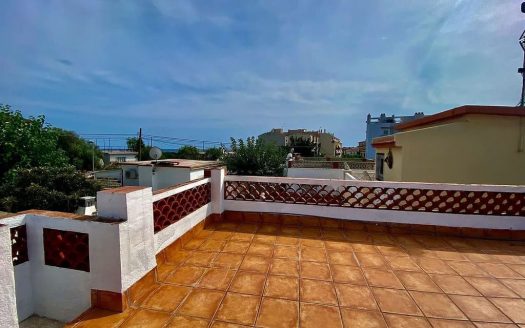 Частный солярий на крыше с открытым пространством для отдыха