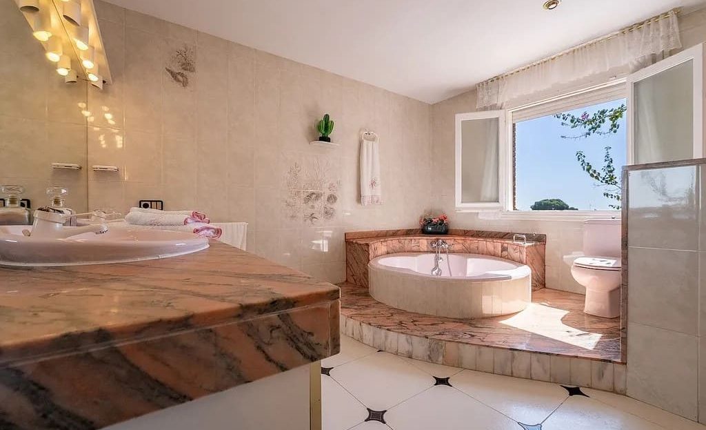 Ванная комната с джакузи и раковиной