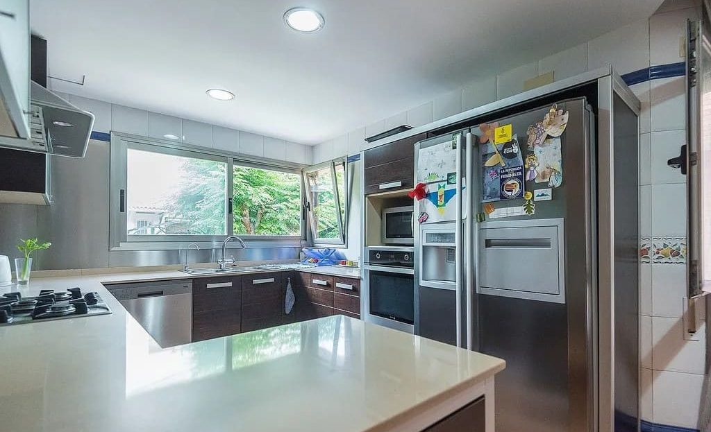 Современная кухня с островом и панорамным окном