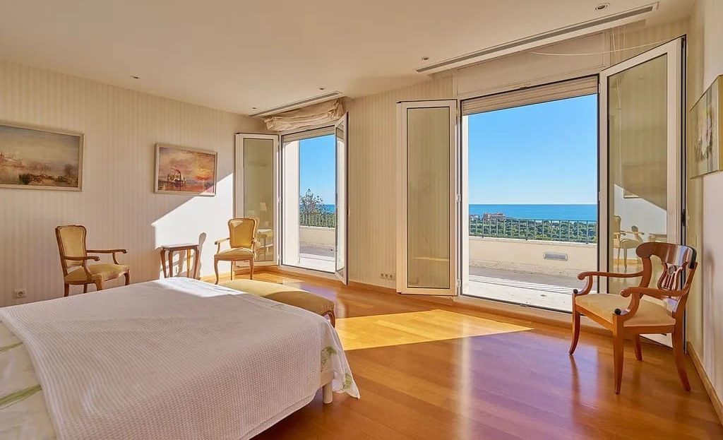 Спальня с двуспальной кроватью и панорамным видом на море