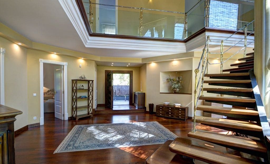 Центральный холл с лестницей и выходами в жилые помещения