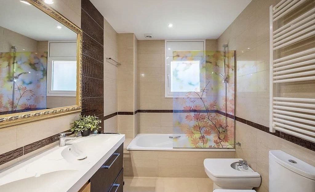 Сад и бассейн с видом на море.