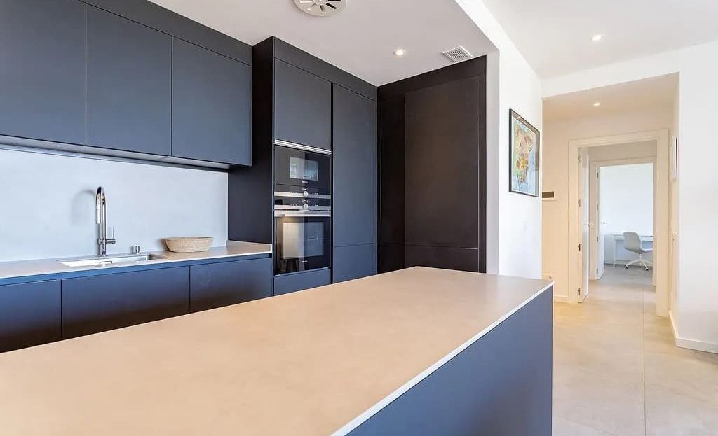 Кухня открытого типа с большой рабочей поверхностью и премиальной отделкой.