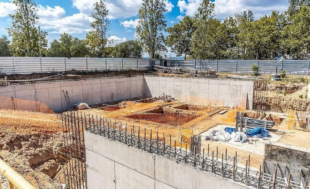 Продвижение строительства жилого комплекса — фундамент и армирование.