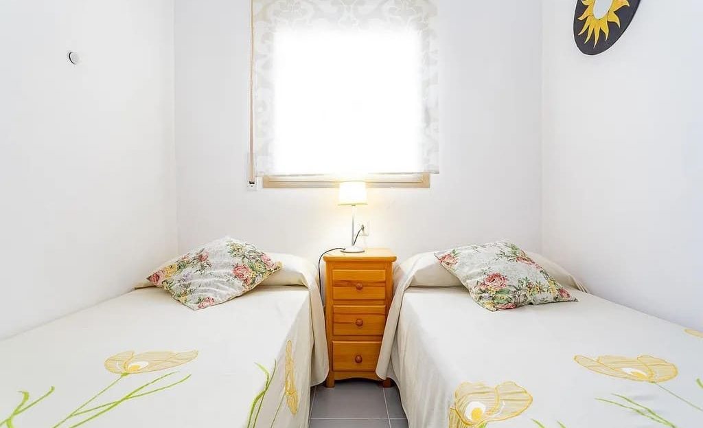 Вторая спальня с двумя односпальными кроватями