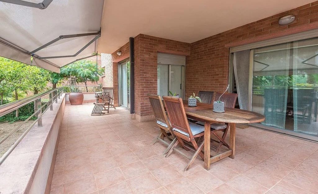 Крытая терраса с мебелью для отдыха