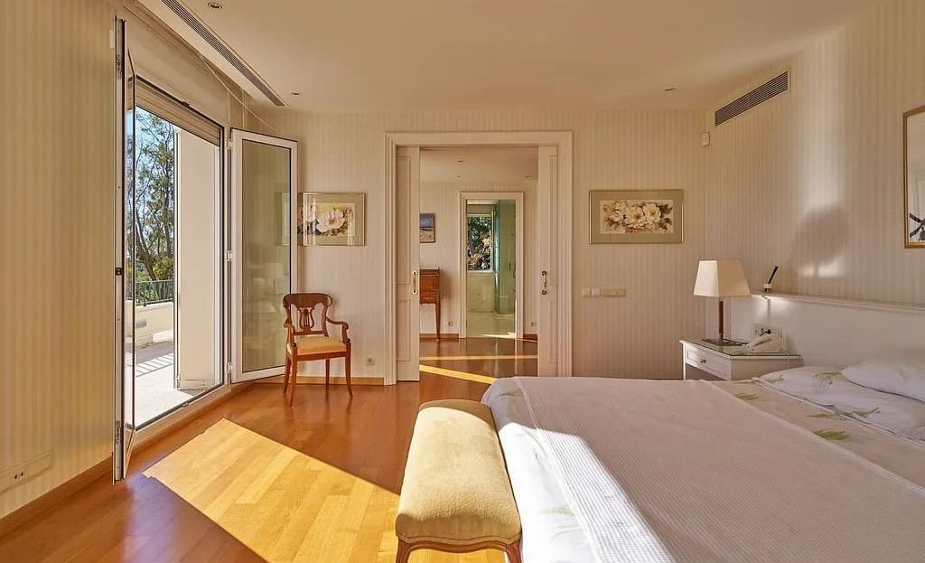 Просторная спальня с выходом на балкон и видом на побережье