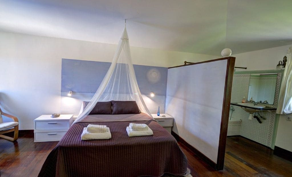 Спальня с двуспальной кроватью и собственной ванной комнатой