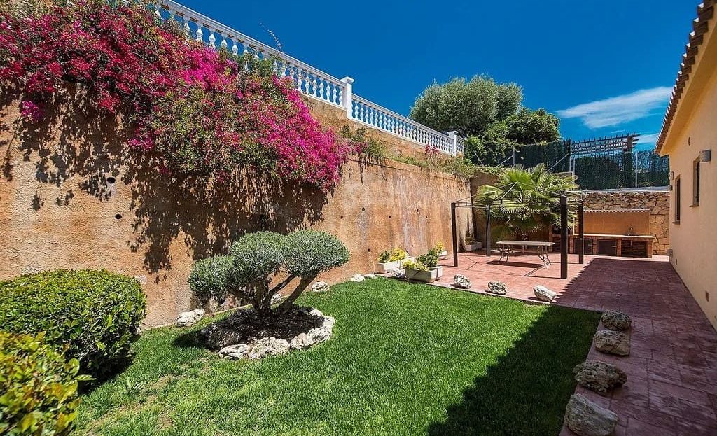 Сад и бассейн с видом на море.