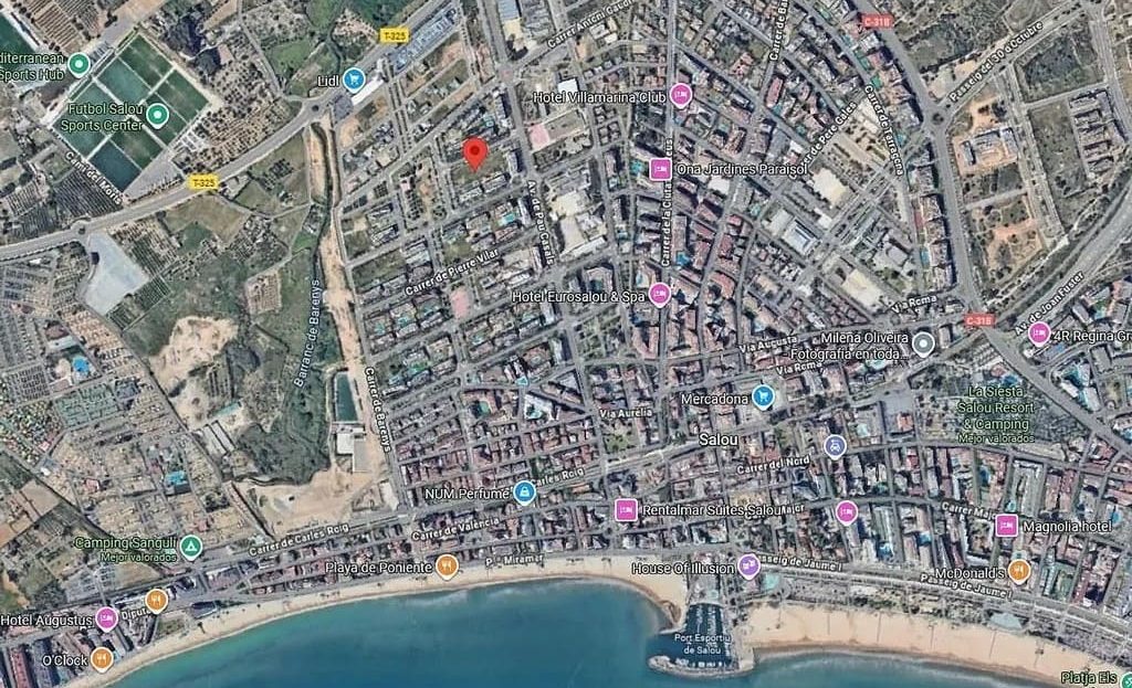 Аэрофотосъёмка района рядом с пляжем Салоу и местоположением комплекса.