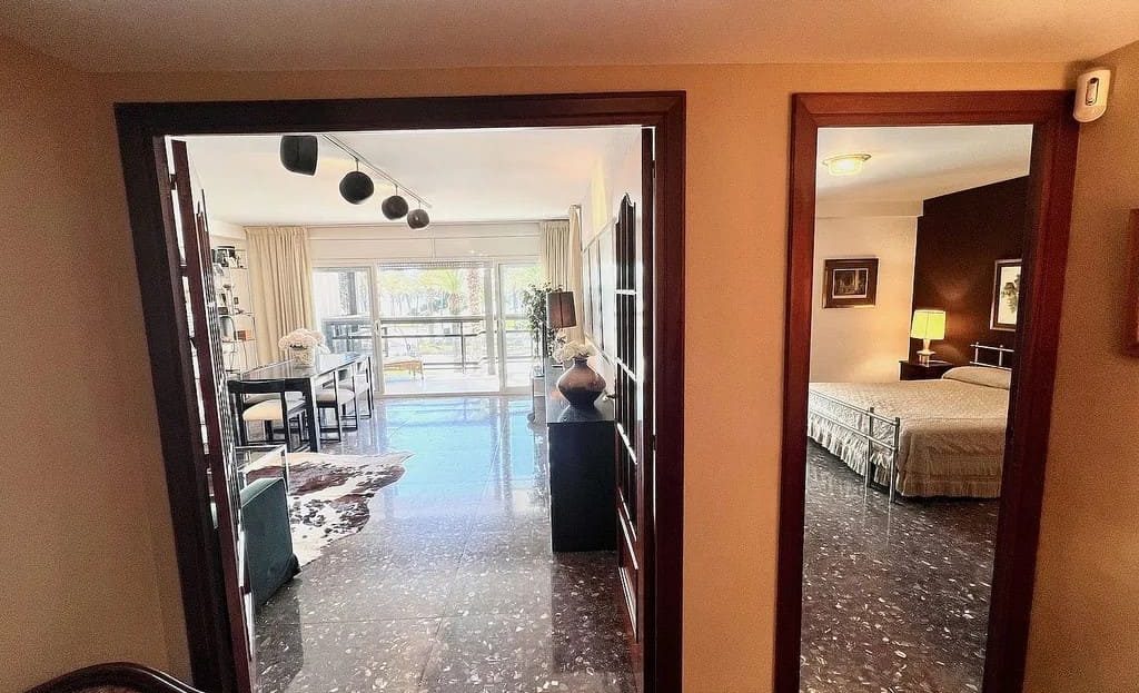 Коридор с видом на гостиную и спальни