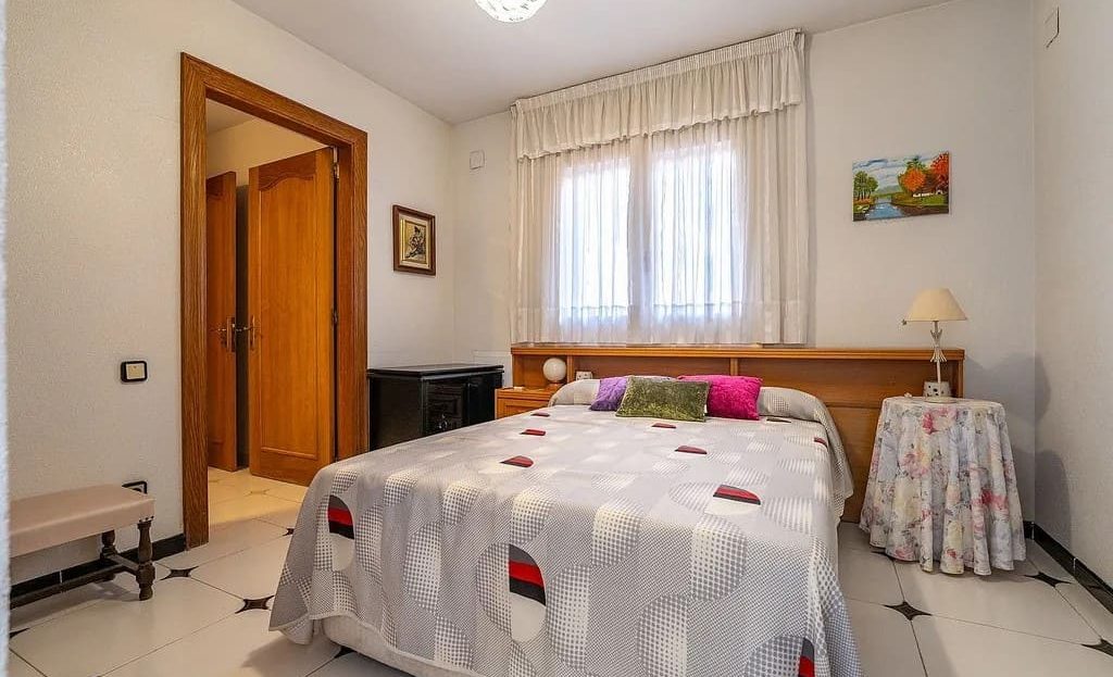 Спальня с односпальными кроватями и окном