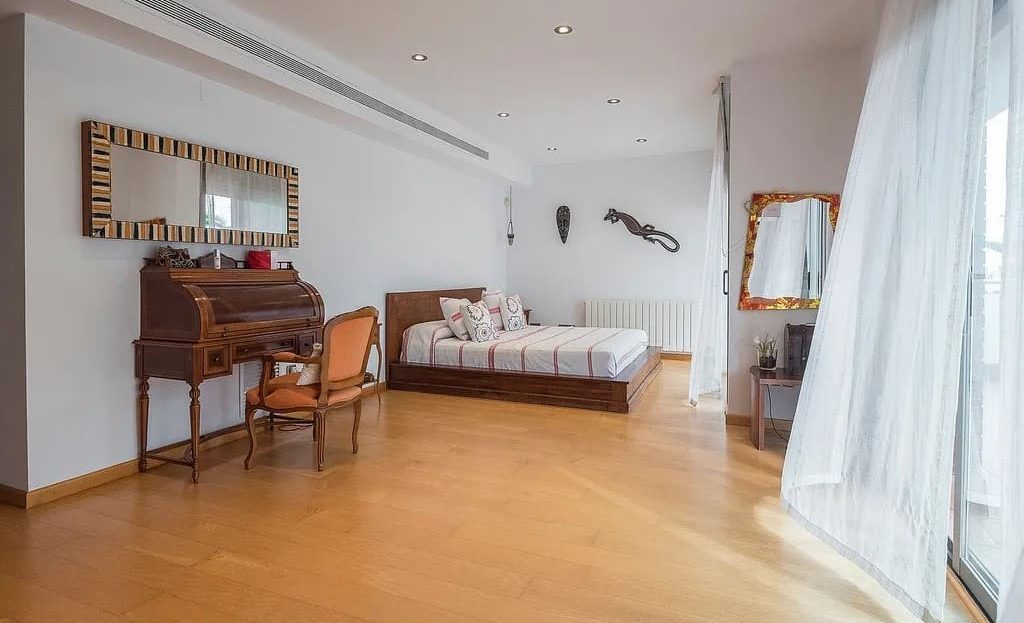 Светлая гостиная с выходом на террасу