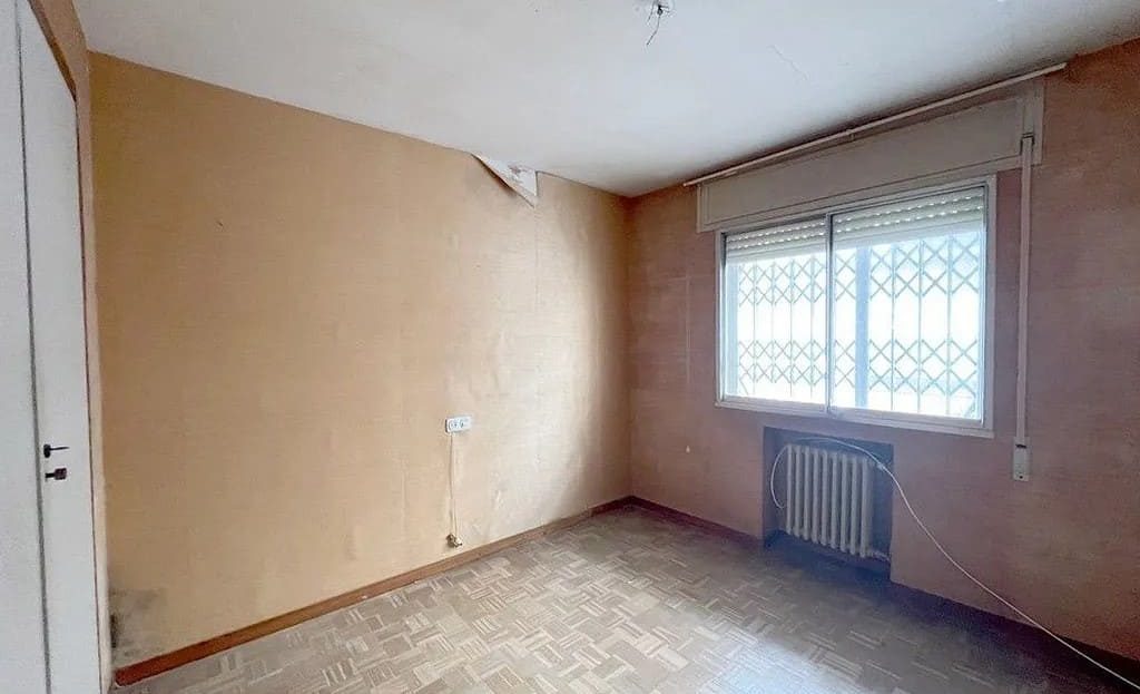 Спальня с окном, под ремонт