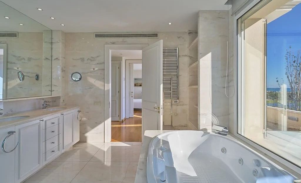 Ванная комната с джакузи и видом на море