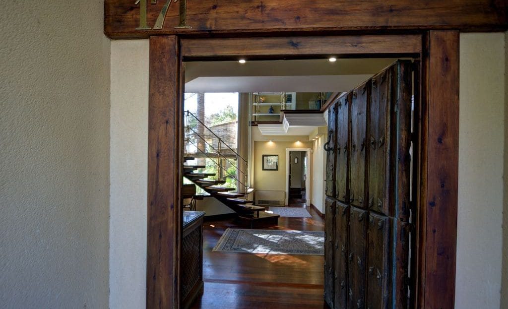 Коридор виллы с деревянными дверями и качественной отделкой