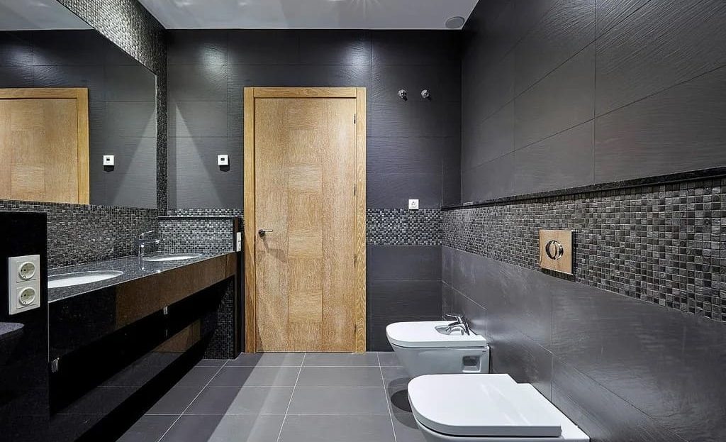 Современная ванная комната с двойной раковиной.