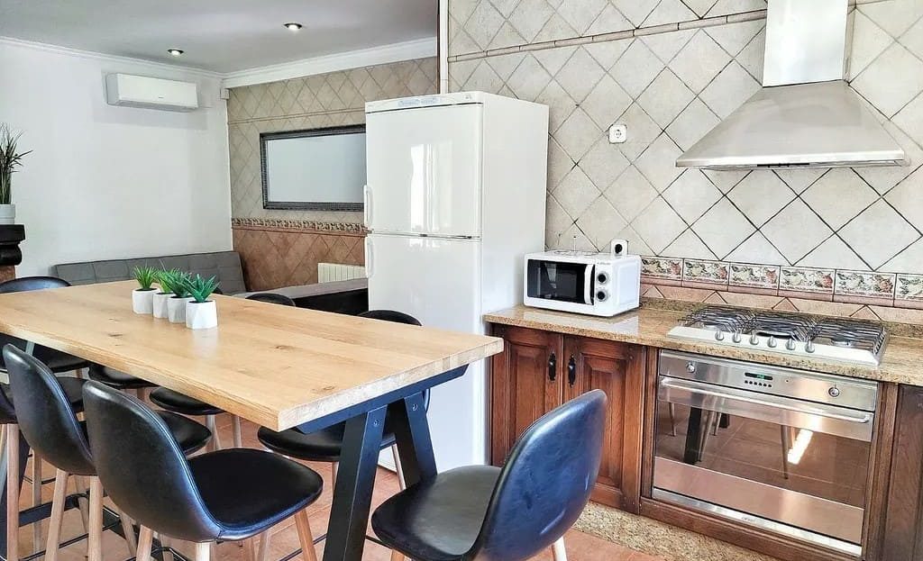 Кухня с техникой и барной стойкой