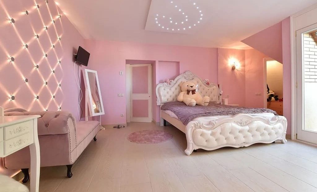 Розовая спальня в романтическом стиле с декоративной стеной