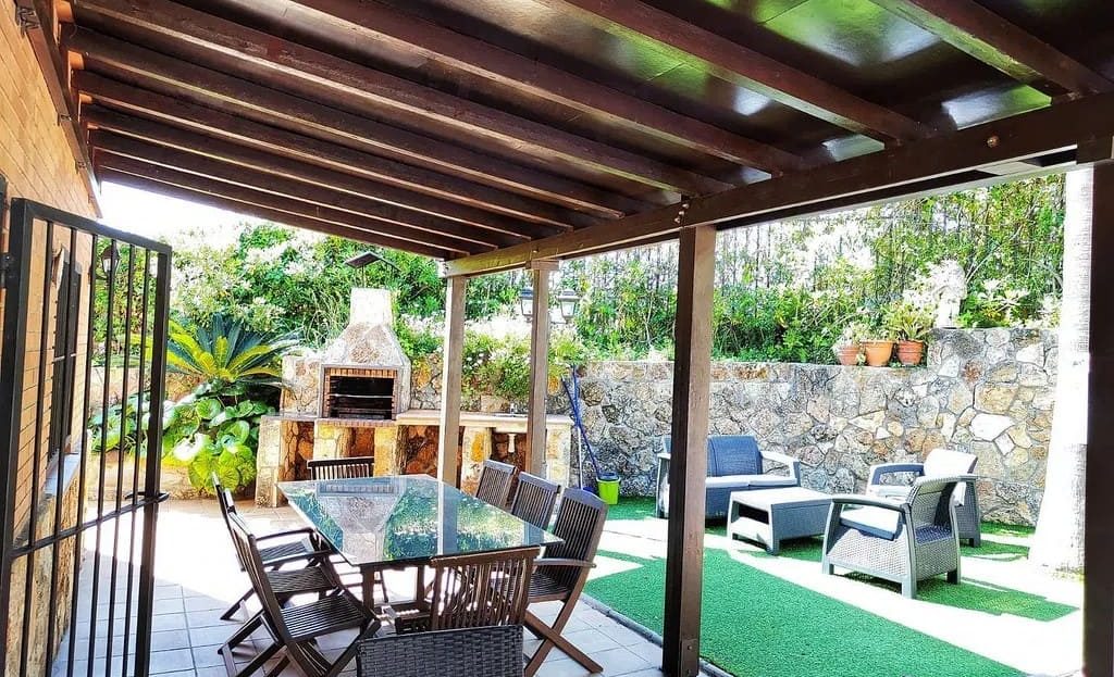 Крытая терраса с обеденной зоной и видом на сад