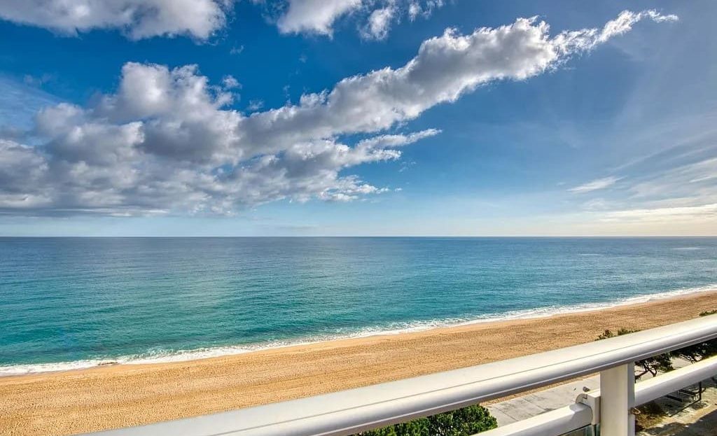 Панорамный вид на море и пляж Плайя-де-Аро из новостройки