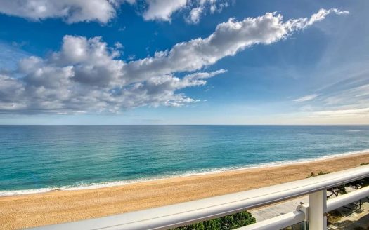 Панорамный вид на море и пляж Плайя-де-Аро из новостройки