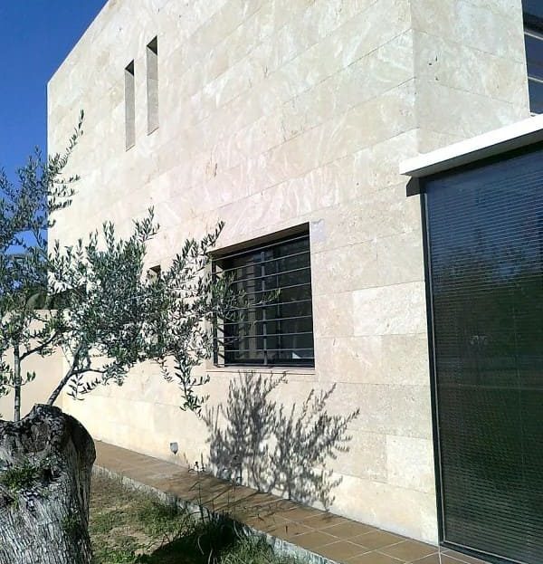 Боковой вид дома с каменной облицовкой