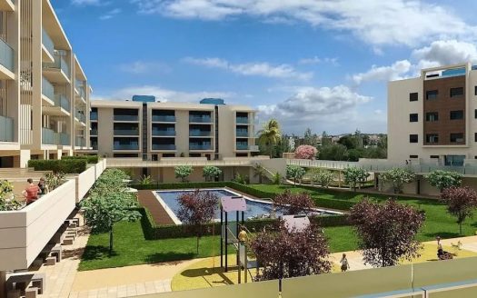 Вид на зеленые зоны комплекса с газонами, деревьями и жилыми корпусами