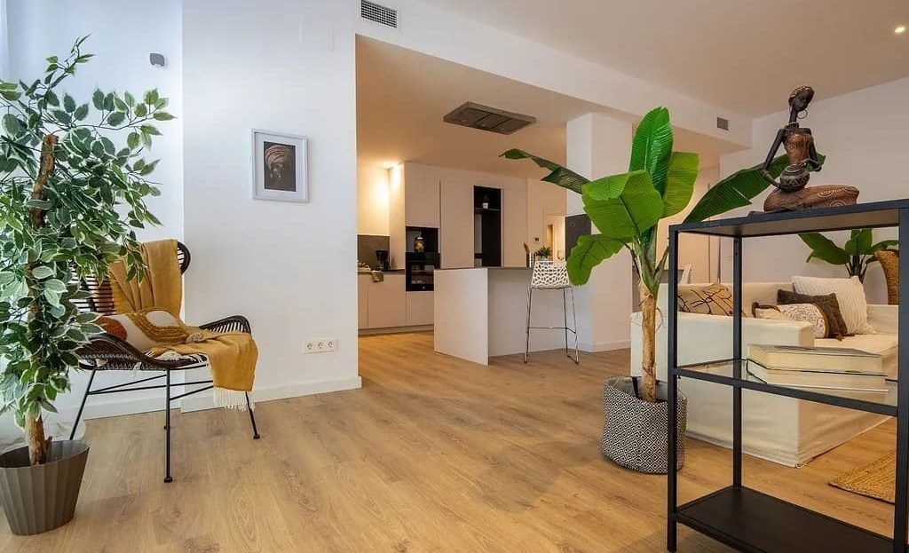 Прихожая и гостиная с деревянным полом и современным интерьером