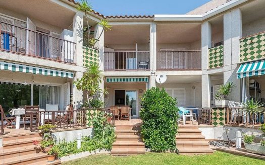 Фасад таунхауса в жилом комплексе с балконами и садом