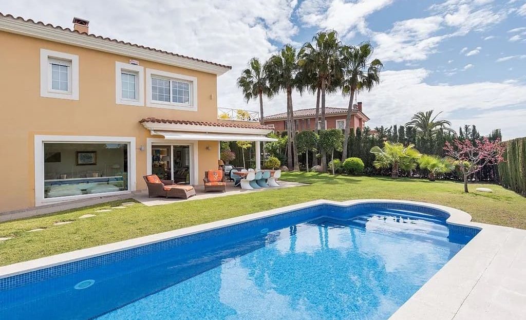 Частный бассейн на участке виллы с видом на дом