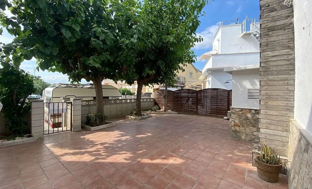 Выложенный плиткой внутренний двор виллы с зоной отдыха