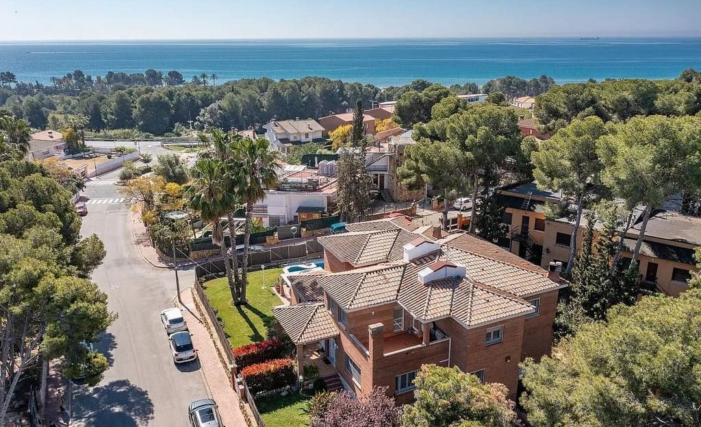 Аэрофотосъёмка виллы рядом с морем, жилой район Таррагоны