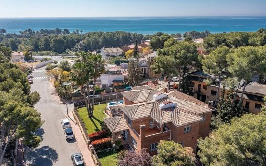 Аэрофотосъёмка виллы рядом с морем, жилой район Таррагоны