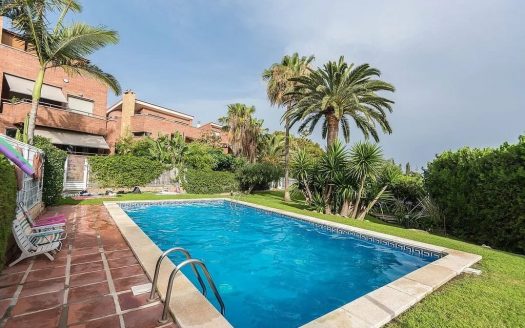 Общий бассейн с зоной отдыха в престижном жилом комплексе Таррагоны